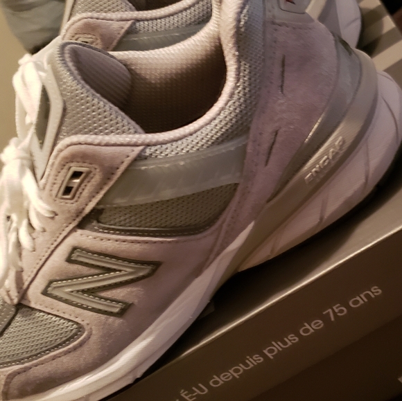 990 v5 men's 8.5 New Balance shoes - Picture 3 of 7